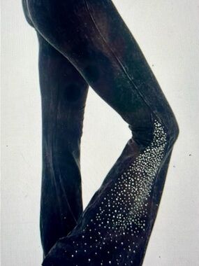 T-Party Mineral Wash Stone
Embellished Flare Leg Yoga Pants Sz S